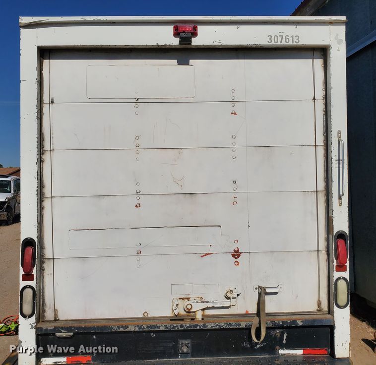 image for item HK9113 2004 GMC Savana G3500  box truck