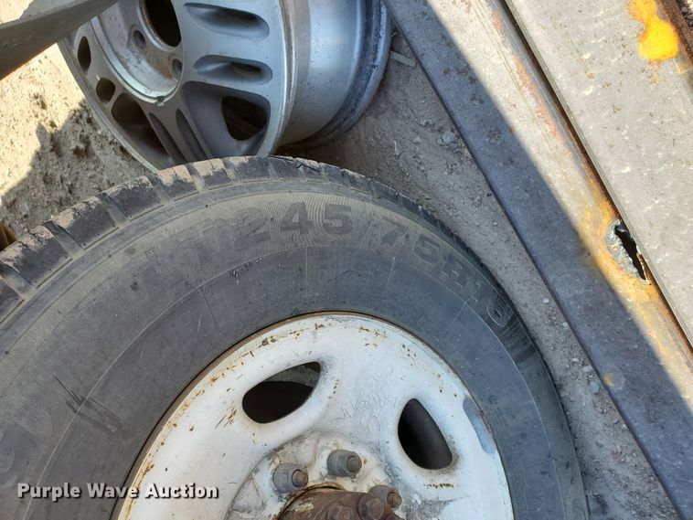 image for item HK9113 2004 GMC Savana G3500  box truck