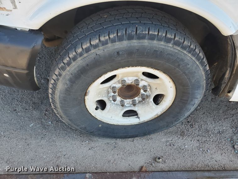 image for item HK9113 2004 GMC Savana G3500  box truck