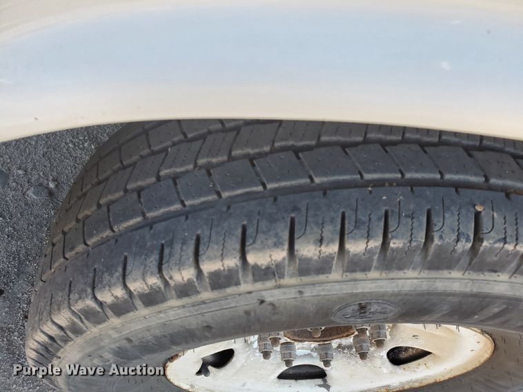 image for item HK9113 2004 GMC Savana G3500  box truck