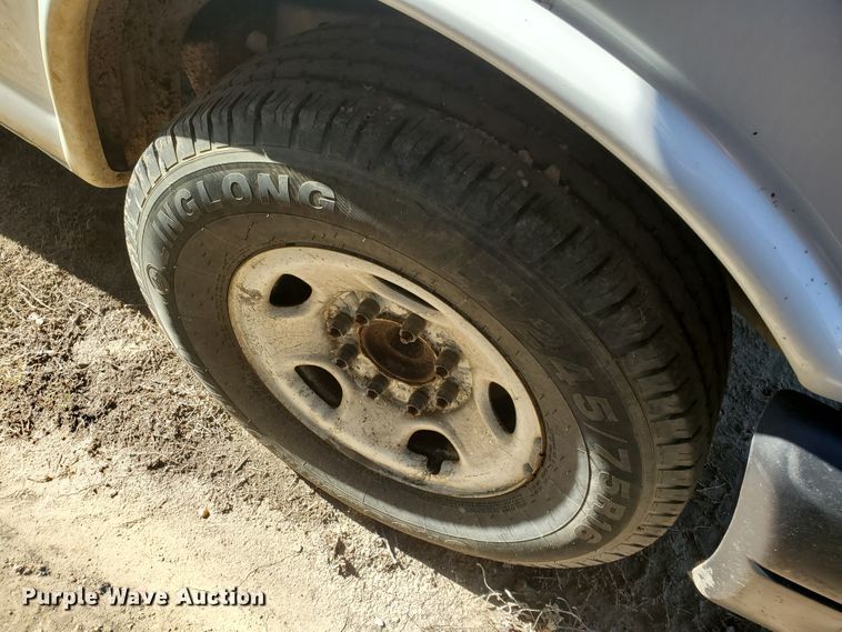 image for item HK9113 2004 GMC Savana G3500  box truck