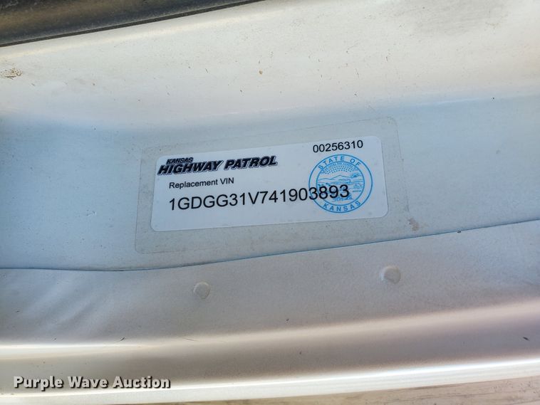 image for item HK9113 2004 GMC Savana G3500  box truck