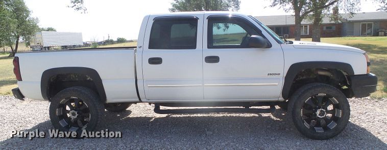 image for item DD0427 2004 Chevrolet Silverado 2500HD  Crew Cab pickup truck