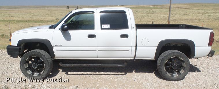image for item DD0427 2004 Chevrolet Silverado 2500HD  Crew Cab pickup truck