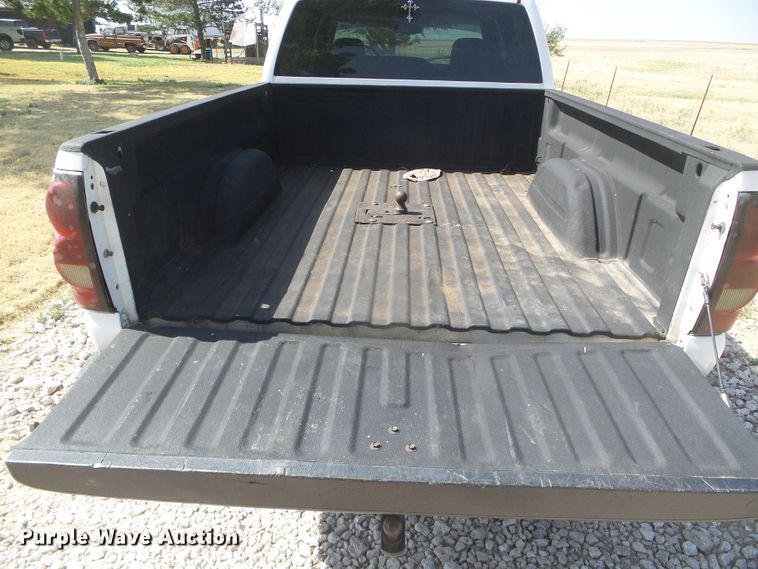 image for item DD0427 2004 Chevrolet Silverado 2500HD  Crew Cab pickup truck