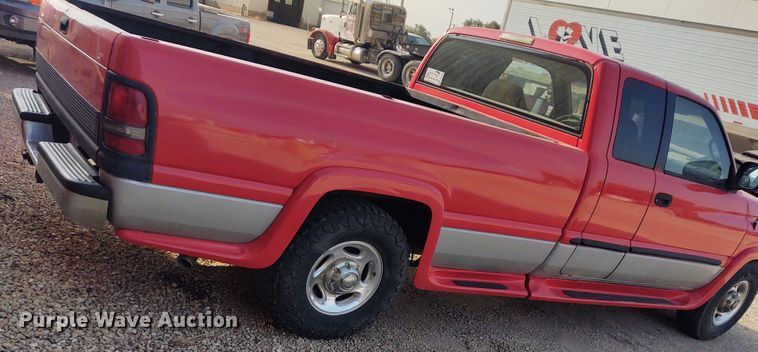 image for item DE7009 2000 Dodge Ram 2500  Quad Cab pickup truck