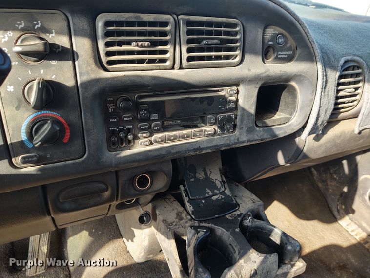 image for item DE7009 2000 Dodge Ram 2500  Quad Cab pickup truck