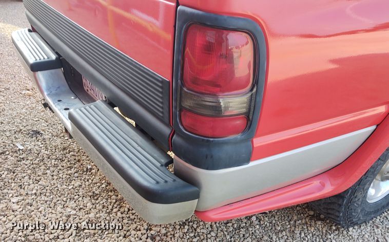 image for item DE7009 2000 Dodge Ram 2500  Quad Cab pickup truck