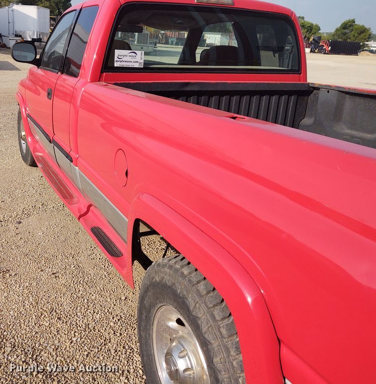 image for item DE7009 2000 Dodge Ram 2500  Quad Cab pickup truck