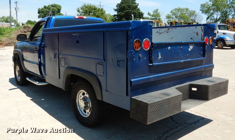 image for item DF4050 2004 Chevrolet Silverado 2500HD  utility bed pickup truck