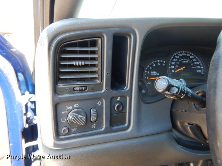 image for item DF4050 2004 Chevrolet Silverado 2500HD  utility bed pickup truck