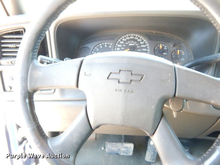 image for item DF4050 2004 Chevrolet Silverado 2500HD  utility bed pickup truck