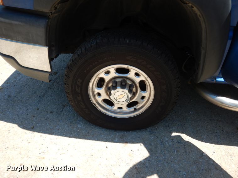 image for item DF4050 2004 Chevrolet Silverado 2500HD  utility bed pickup truck