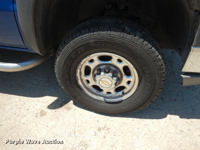 image for item DF4050 2004 Chevrolet Silverado 2500HD  utility bed pickup truck