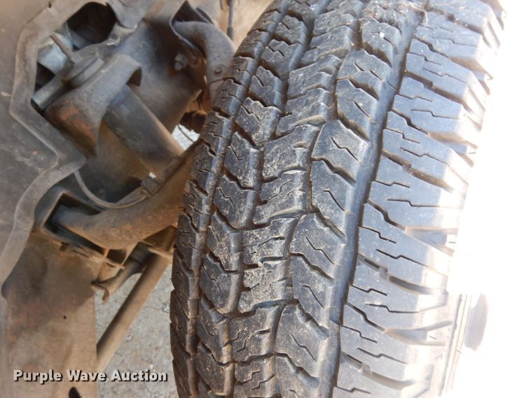 image for item DF4050 2004 Chevrolet Silverado 2500HD  utility bed pickup truck