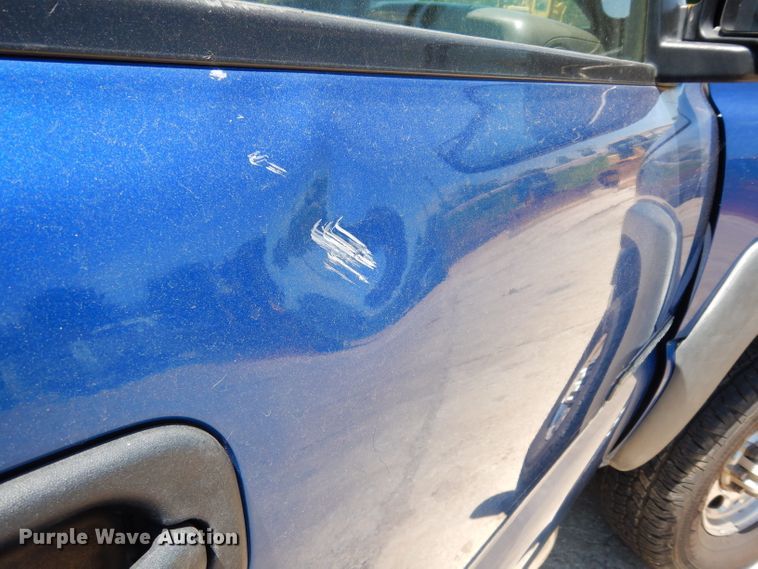 image for item DF4050 2004 Chevrolet Silverado 2500HD  utility bed pickup truck