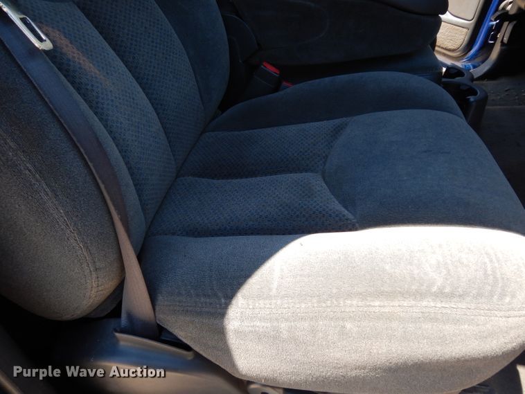 image for item DF4050 2004 Chevrolet Silverado 2500HD  utility bed pickup truck