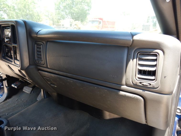 image for item DF4050 2004 Chevrolet Silverado 2500HD  utility bed pickup truck