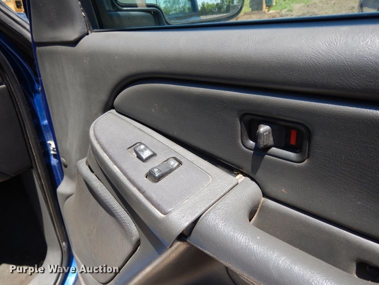 image for item DF4050 2004 Chevrolet Silverado 2500HD  utility bed pickup truck