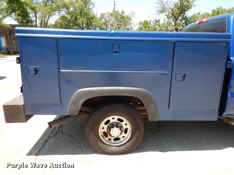 image for item DF4050 2004 Chevrolet Silverado 2500HD  utility bed pickup truck