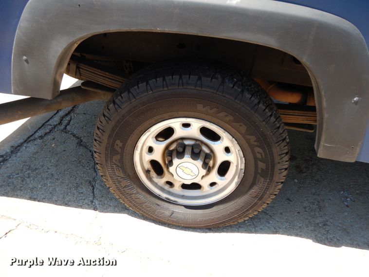 image for item DF4050 2004 Chevrolet Silverado 2500HD  utility bed pickup truck