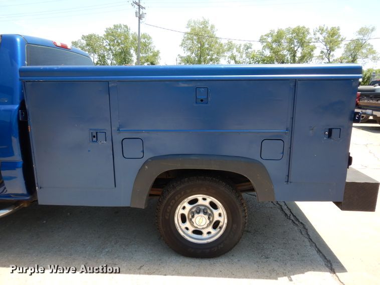 image for item DF4050 2004 Chevrolet Silverado 2500HD  utility bed pickup truck