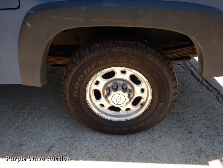 image for item DF4050 2004 Chevrolet Silverado 2500HD  utility bed pickup truck