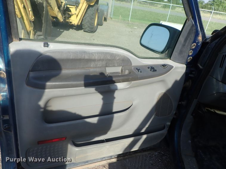 image for item DG2312 2002 Ford F250 Super Duty  SuperCab flatbed pickup truck