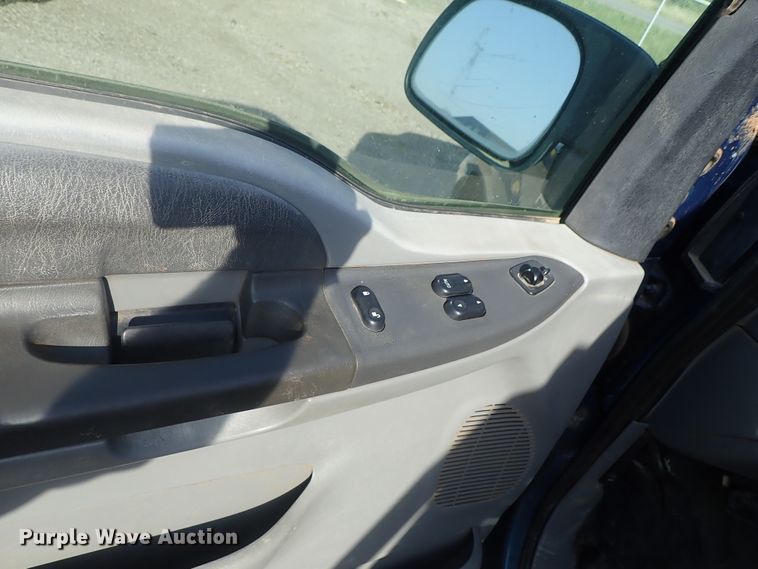 image for item DG2312 2002 Ford F250 Super Duty  SuperCab flatbed pickup truck