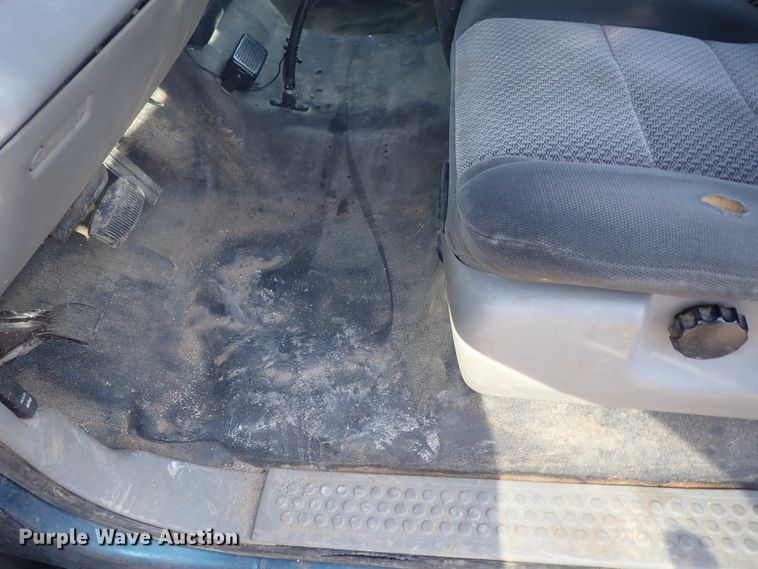 image for item DG2312 2002 Ford F250 Super Duty  SuperCab flatbed pickup truck