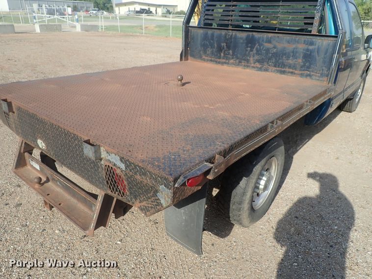 image for item DG2312 2002 Ford F250 Super Duty  SuperCab flatbed pickup truck