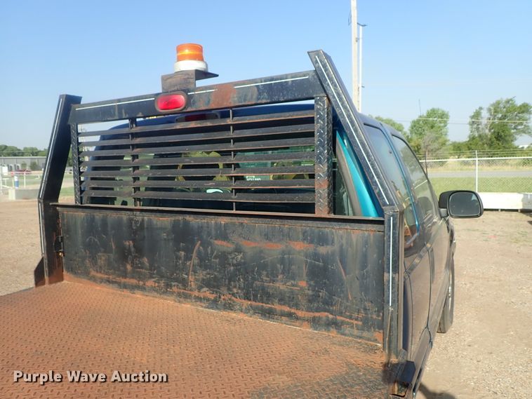 image for item DG2312 2002 Ford F250 Super Duty  SuperCab flatbed pickup truck