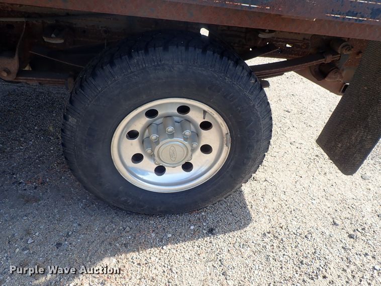 image for item DG2312 2002 Ford F250 Super Duty  SuperCab flatbed pickup truck