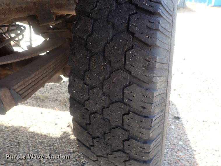 image for item DG2312 2002 Ford F250 Super Duty  SuperCab flatbed pickup truck