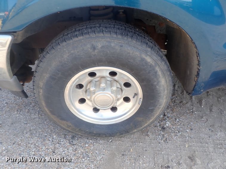 image for item DG2312 2002 Ford F250 Super Duty  SuperCab flatbed pickup truck