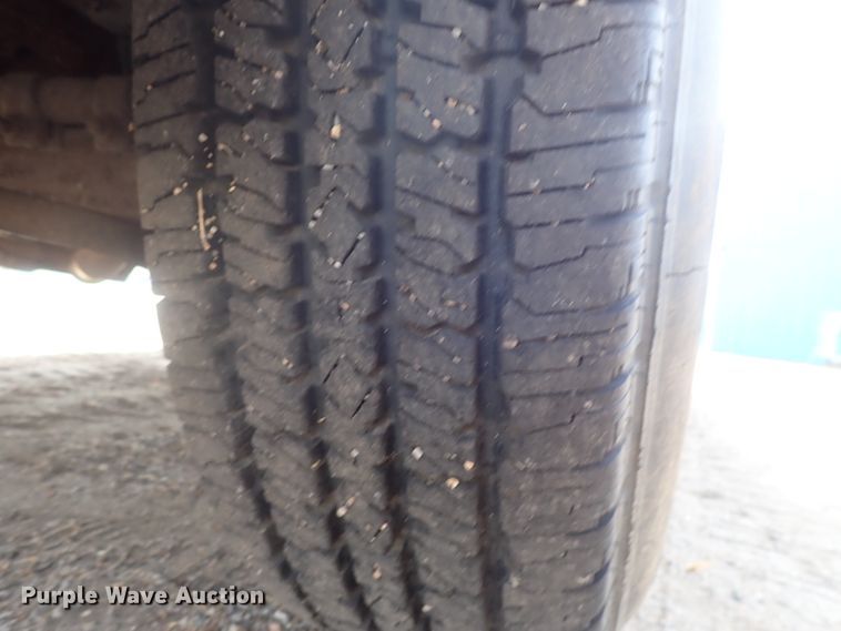 image for item DG2312 2002 Ford F250 Super Duty  SuperCab flatbed pickup truck