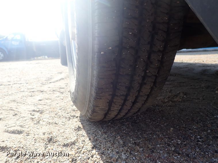 image for item DG2312 2002 Ford F250 Super Duty  SuperCab flatbed pickup truck