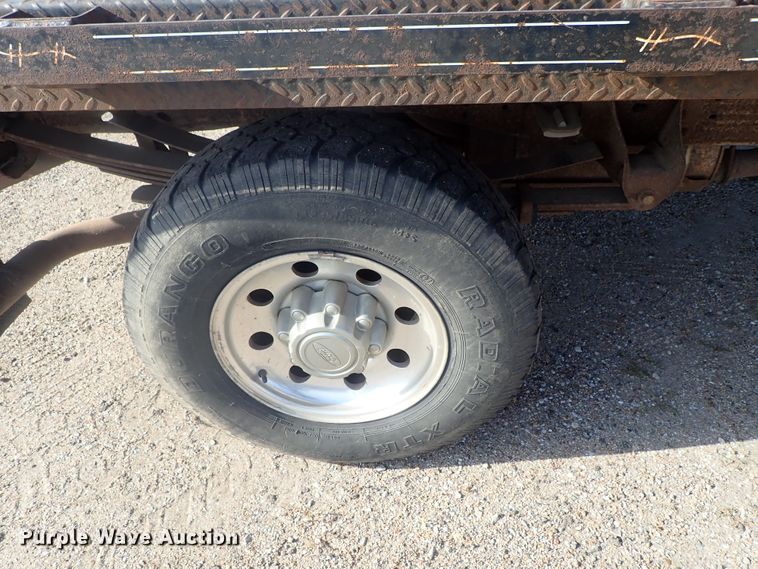 image for item DG2312 2002 Ford F250 Super Duty  SuperCab flatbed pickup truck