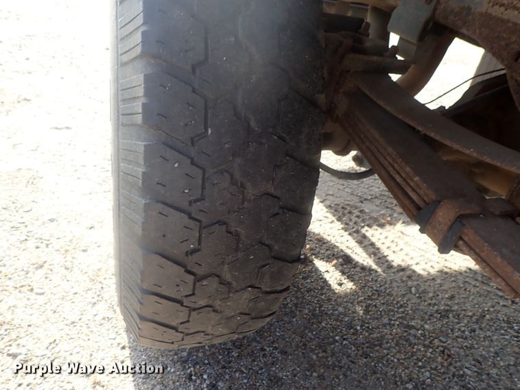 image for item DG2312 2002 Ford F250 Super Duty  SuperCab flatbed pickup truck