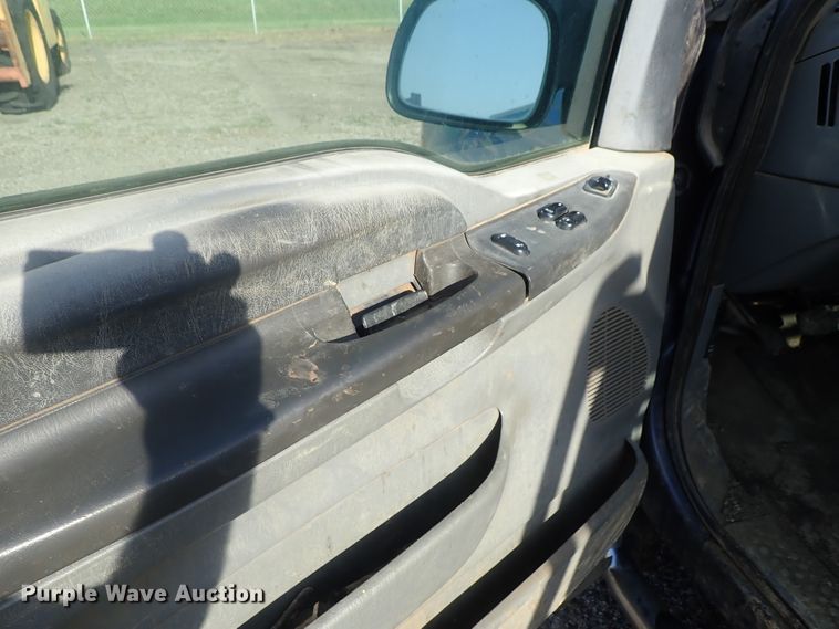 image for item DG2314 2004 Ford F250 Super Duty  SuperCab flatbed pickup truck