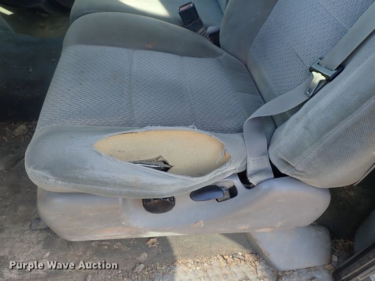 image for item DG2314 2004 Ford F250 Super Duty  SuperCab flatbed pickup truck