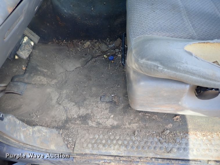 image for item DG2314 2004 Ford F250 Super Duty  SuperCab flatbed pickup truck