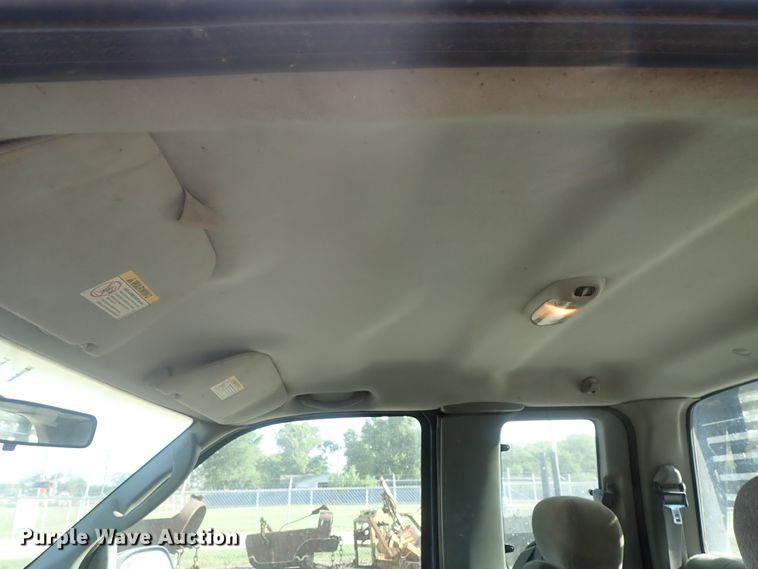 image for item DG2314 2004 Ford F250 Super Duty  SuperCab flatbed pickup truck