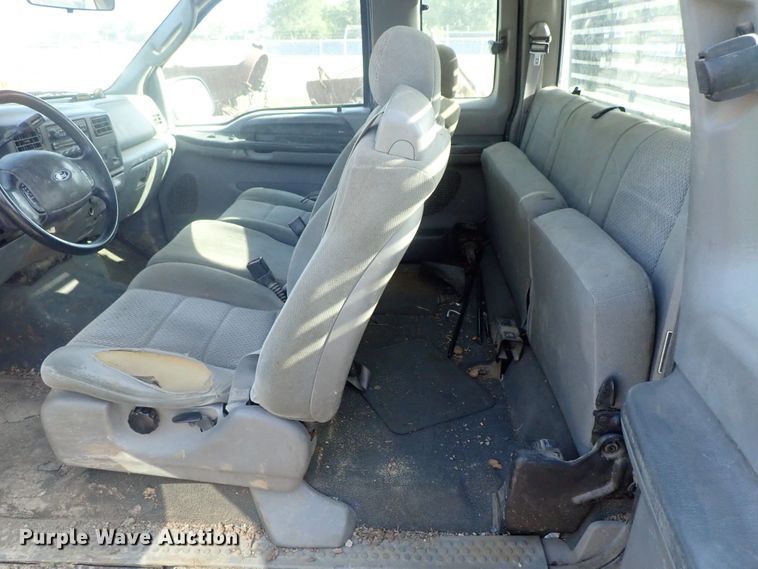 image for item DG2314 2004 Ford F250 Super Duty  SuperCab flatbed pickup truck