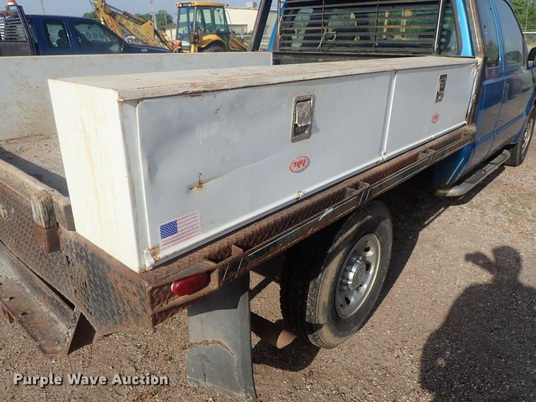 image for item DG2314 2004 Ford F250 Super Duty  SuperCab flatbed pickup truck