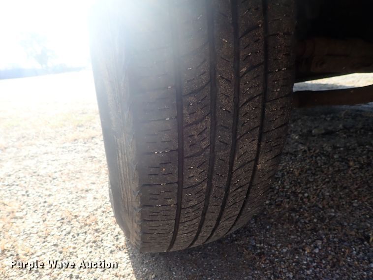 image for item DG2314 2004 Ford F250 Super Duty  SuperCab flatbed pickup truck