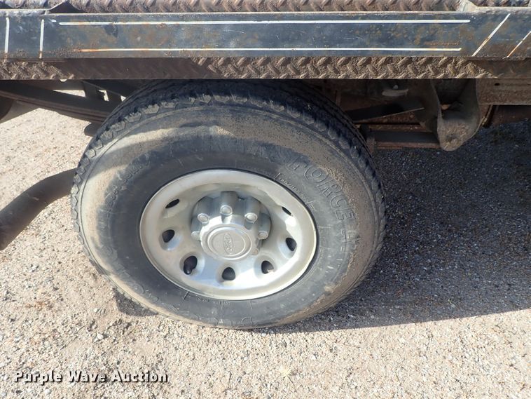 image for item DG2314 2004 Ford F250 Super Duty  SuperCab flatbed pickup truck