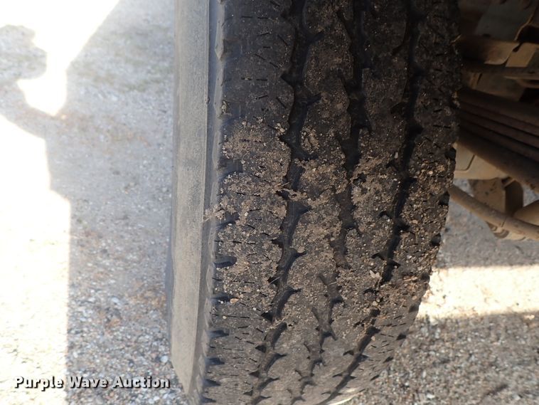 image for item DG2314 2004 Ford F250 Super Duty  SuperCab flatbed pickup truck