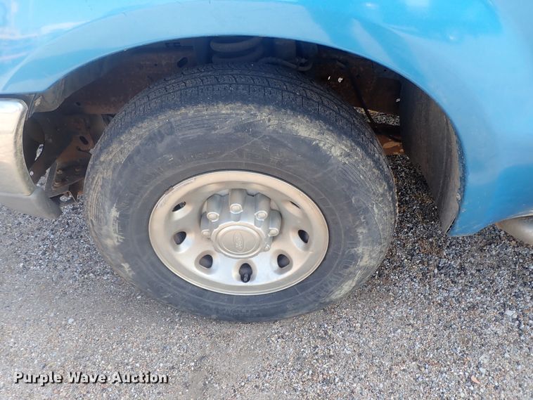 image for item DG2314 2004 Ford F250 Super Duty  SuperCab flatbed pickup truck