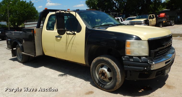 image for item DG6827 2009 Chevrolet Silverado 3500  Ext. Cab flatbed pickup truck